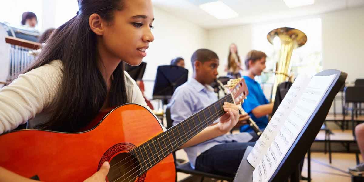 How-Important-Are-Extracurriculars-for-High-School-Scholarships